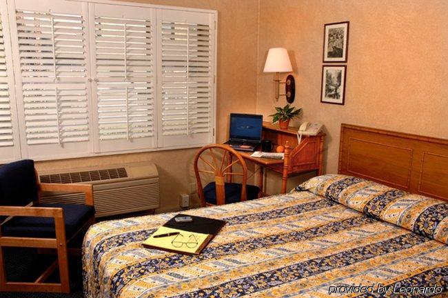 Saga Motor Hotel 2*